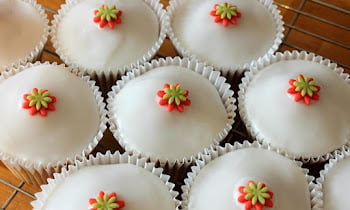 How to Pipe Icing on Cupcakes: A Sweet and Decorative Delight