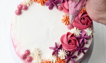 How to Pipe Flowers on a Cake for Beginners