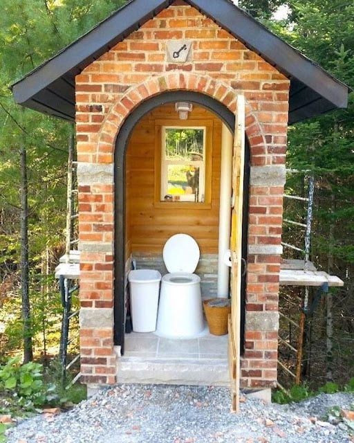 outdoor bathroom and toilet ideas