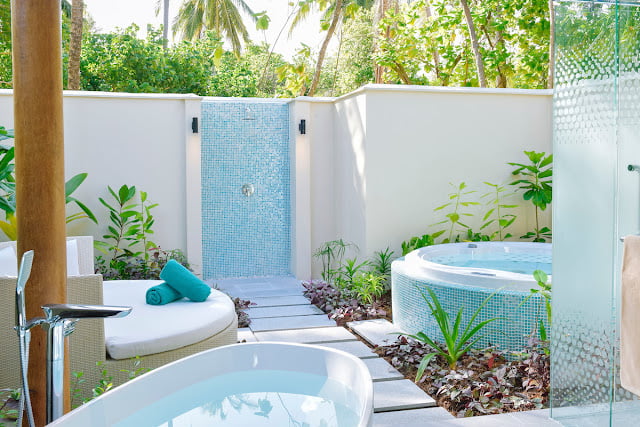 outdoor bathroom and toilet ideas