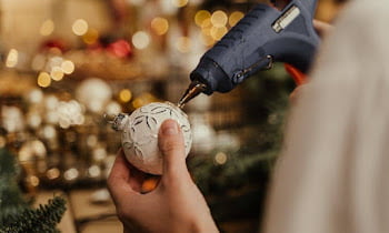 How to make a Christmas tree with lights in easy steps