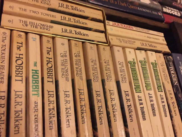 steps for how to arrange books on a bookshelf