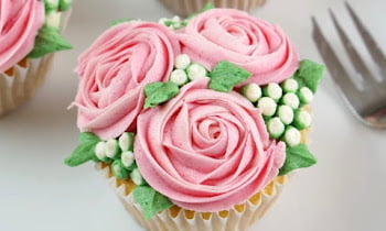 How to pipe roses on cupcakes