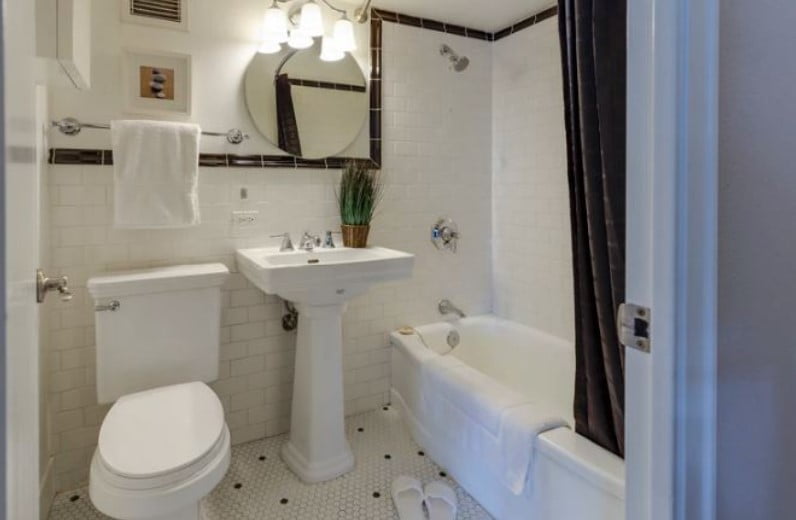 simple comfort room design for small spaces