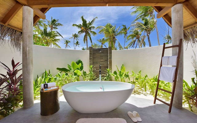 outdoor bathroom and toilet ideas