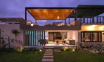 10 Inspirations for a 2 Story House Design With Rooftop