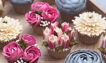 how to pipe flowers on cupcakes in 8 steps