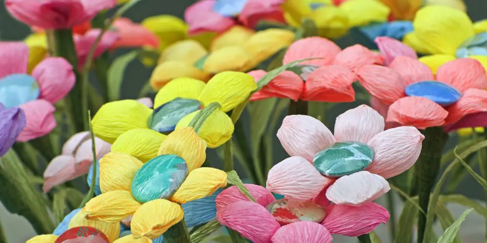 how to make easy flowers from crepe paper