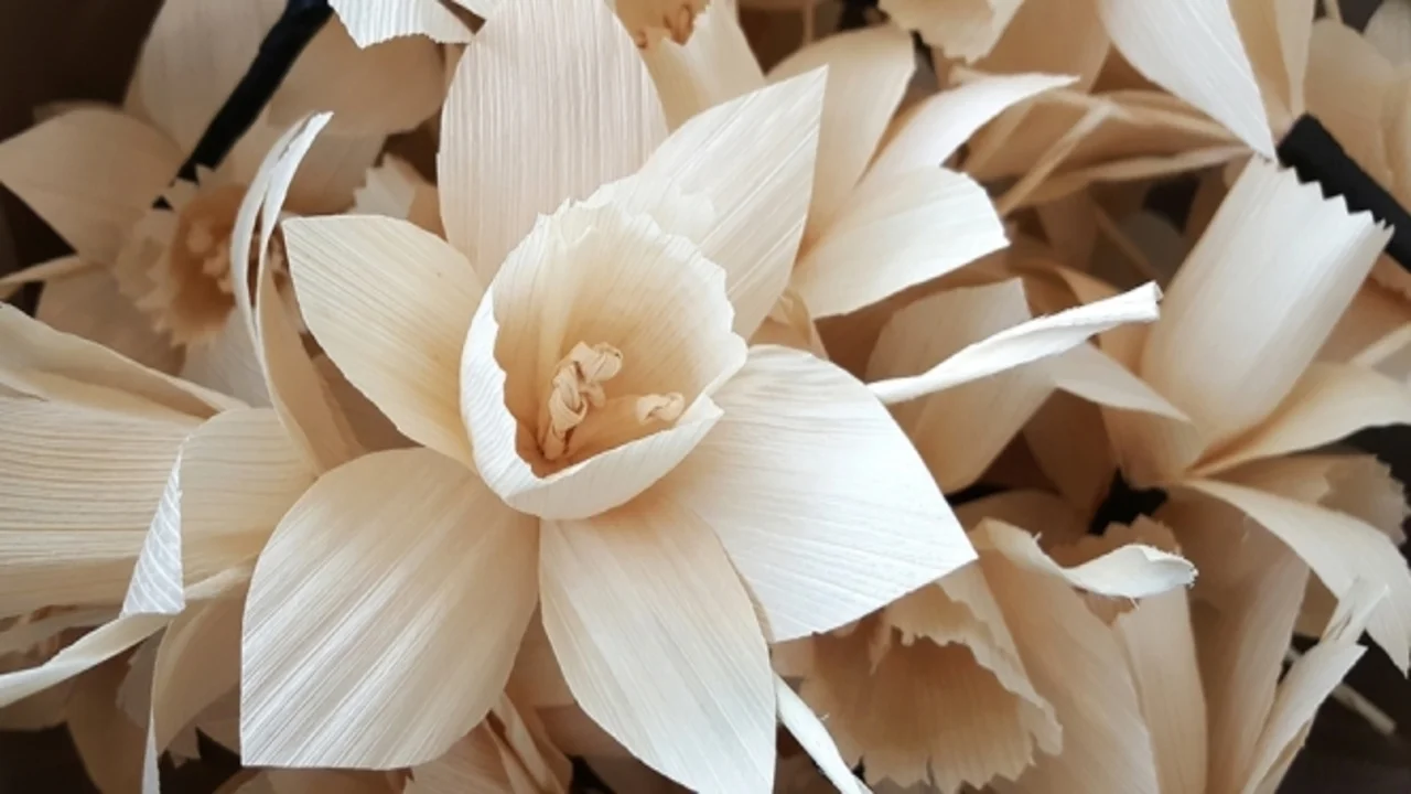 how to make flowers from corn husks