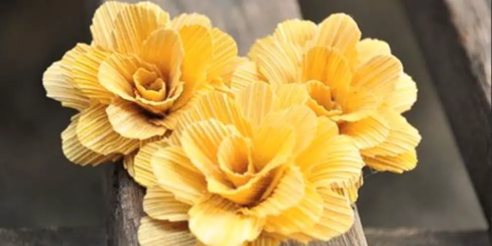 how to make flowers from corn husks